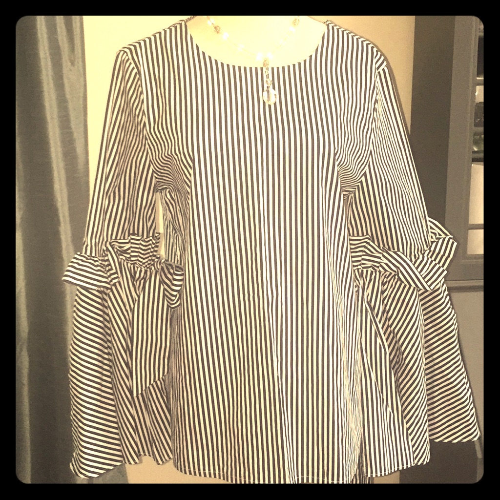 Nwt Gorgeous Striped Top With Ruffle & Tie Sleeves